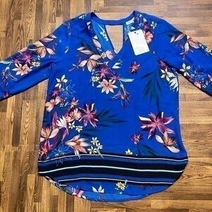 DR2 woman’s flower print blouse. Size S.
